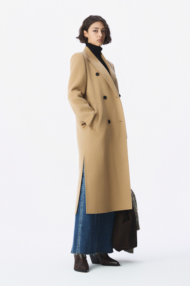 CLASSICO(클라시코) 핸드메이드 더블 코트는 여성스러운 실루엣을 강조하는 클래식 스타일의 롱 코트입니다. 부드러운 털과 캐시미어 혼방 소재로 제작되어 뛰어난 촉감과 보온성을 자랑하며, 가을과 겨울, 두 계절에 걸쳐 활용 가능합니다. 레귤러핏으로 제작되었으며, 숄더 패드가 내장되어 있어 세련된 핏을 연출합니다. 안감은 폴리에스터와 레이온 혼방으로 마감하여 편안한 착용감을 선사하며, 오피스룩, 출근룩, 모임룩 등 다양한 시간과 장소와 상황에 활용하기 좋습니다. 베이지 컬러의 무지 디자인으로 미니멀하고 시크한 스타일을 완성할 수 있습니다.