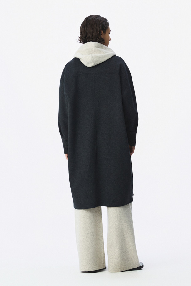 VUIT(뷔) 니트 하이브리드 코트는 캐주얼한 스타일을 추구하는 분들을 위한 봄 시즌 아우터입니다. 블랙 색상의 무지 디자인으로, 루즈핏과 드롭숄더, 니트 밴드, 사이드 포켓 디테일이 특징입니다. 모, 레이온, 면 혼방 소재로 제작되어 부드러운 촉감과 편안한 착용감을 제공합니다. 긴 소매 기장의 봄버 코트 스타일로, 봄 소풍룩에 적합하며 미니멀한 스타일을 연출하기 좋습니다.
