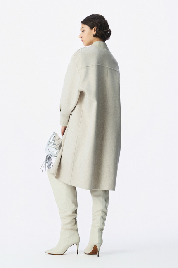 VUIT (뷔) 니트 하이브리드 코트는 부드러운 모 소재로 제작되어 봄 시즌에 적합한 캐주얼 코트입니다. 베이지 색상의 무지 디자인으로 미니멀하고 클래식한 스타일을 연출하며, 드롭 숄더와 니트 밴드 디자인, 사이드 포켓 디테일이 특징입니다. 루즈핏으로 편안한 착용감을 선사하며, 긴 소매 기장과 레이온, 면 안감으로 실용성을 높였습니다. 봄 소풍룩에 완벽하게 어울리는 아이템으로, 다양한 스타일링을 즐길 수 있습니다.
