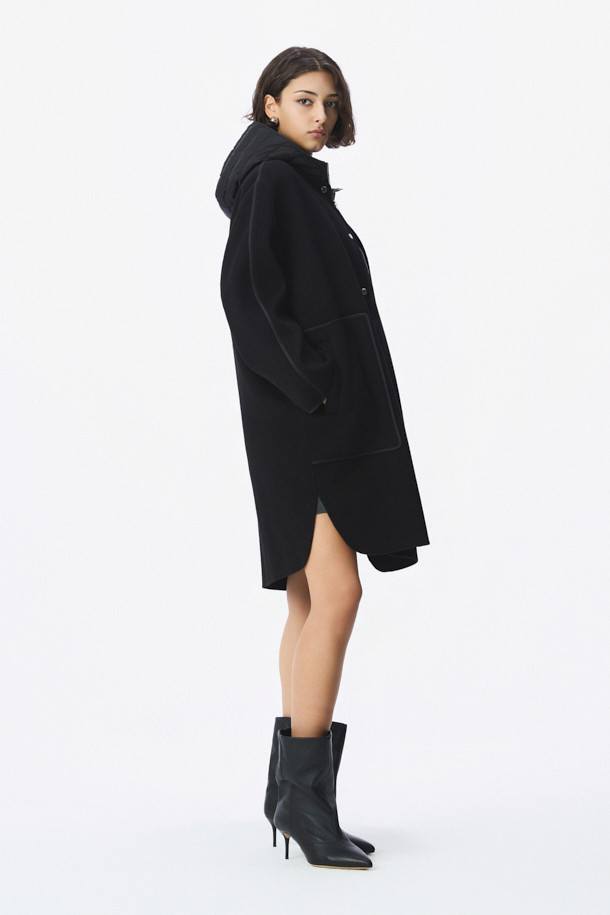 CLAIRE(클레어) 3-in-1 코트는 미니멀하고 클래식한 스타일을 추구하는 여성 고객을 위한 겨울철 필수 아이템입니다. 부드러운 모와 캐시미어 혼방 소재로 제작되어 뛰어난 촉감과 보온성을 자랑하며, 안감은 탈부착 가능한 패딩으로 구성되어 있어 간절기부터 한겨울까지 폭넓게 활용할 수 있습니다. 롱 기장의 레귤러핏 블랙 코트로, 버튼 여밈 방식과 긴 소매 디자인이 특징이며, 출근룩, 오피스룩, 모임룩 등 다양한 TPO에 활용 가능합니다. 가볍고 실용적인 사이드 포켓과 3-in-1 코트 타입으로 스타일과 기능성을 모두 갖춘 아이템입니다.
