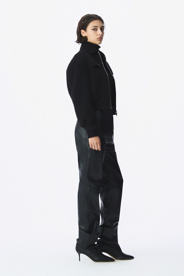 **MERCI (메르시) 울 봄버 재킷**은 부드러운 촉감의 울, 아크릴, 나일론, 모헤어 혼방 소재로 제작된 캐주얼 스타일의 봄버 재킷입니다. 블랙 색상에 루즈핏 크롭 기장으로, 드롭 숄더와 플랩 디테일, 사선 포켓, 골지 립 마감, 안감 처리가 돋보입니다. 데이트룩, 봄 소풍룩 등 다양한 TPO에 어울리며, 미니멀하고 클래식한 스타일을 연출하기 좋습니다. 긴 소매, 집업 여밈 방식으로 간편하게 착용할 수 있습니다.
