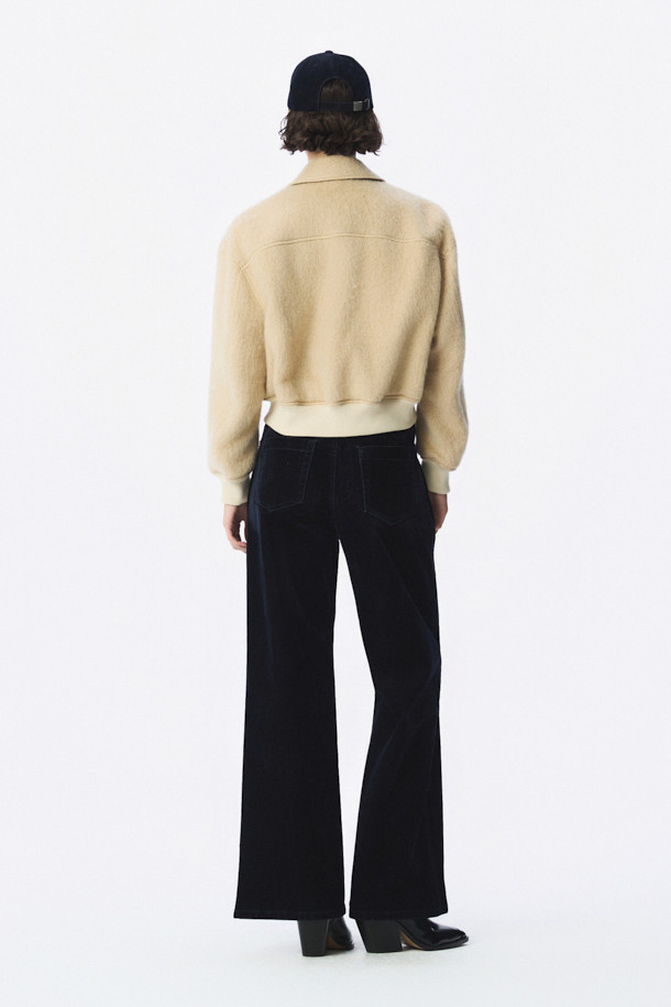 MERCI(메르시) 울 봄버 재킷은 캐주얼, 미니멀, 클래식 스타일을 아우르는 여성용 봄버 재킷입니다. 울, 아크릴, 나일론, 모헤어 혼방 소재로 제작되어 부드럽고 고급스러운 촉감을 선사하며, 봄 시즌에 적합합니다. 드롭 숄더와 플랩 디테일, 사선 포켓 디자인이 특징이며, 루즈핏 크롭 기장으로 편안하면서도 세련된 핏을 연출합니다. 안감은 폴리에스터를 사용하여 활동성을 높였으며, 골지 립 마감으로 완벽한 핏을 완성합니다. 봄 소풍룩, 산책룩 등 가벼운 일상에 활용하기 좋은 아이템입니다.
