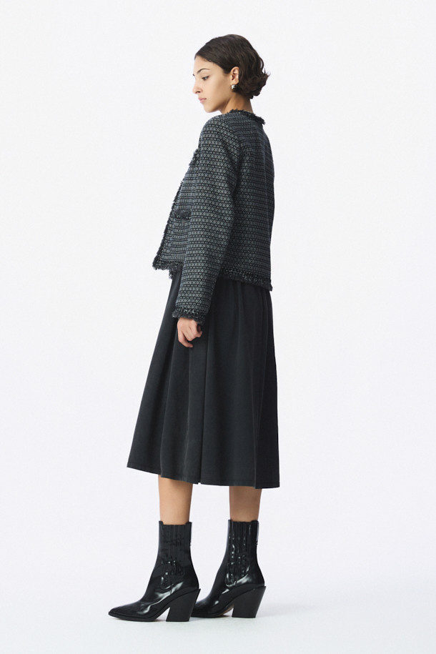 TWEEDY(트위디) 데님 자켓은 여성스러운 스타일을 연출하는 블랙 컬러의 크롭 기장 데님 자켓입니다. 빈티지하고 캐주얼한 매력을 더하는 트위드 패턴과 오픈형 디자인, 레귤러핏으로 편안한 착용감을 선사합니다. 봄, 가을 시즌에 활용하기 좋으며, 데이트룩과 모임룩에 세련된 포인트를 더할 수 있습니다. 면, 폴리에스터, 레이온 혼방의 중간 두께감으로 제작되었으며, 사이드 포켓과 올 풀림 디테일로 독특한 개성을 강조합니다. 긴 소매와 오픈형 코트 타입으로 다양한 스타일을 연출할 수 있습니다.
