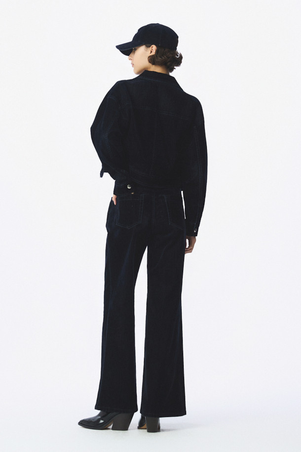 벨벳 데님 트러커는 부드러운 촉감의 데님 소재와 레이온, 면, 폴리우레탄을 혼방하여 제작된 아우터입니다. 빈티지 스타일의 무지 디자인으로, 브러시 효과와 절개선 디테일이 돋보입니다. 지퍼형 여밈 방식과 긴소매, 밑단 여밈 및 핏 조절 기능으로 편안한 착용감을 선사합니다. 데이트룩, 모임룩, 캐주얼 및 미니멀 스타일을 원하는 분들께 추천합니다. 옆면 포켓과 소매 버튼 디테일이 실용성을 더합니다.
