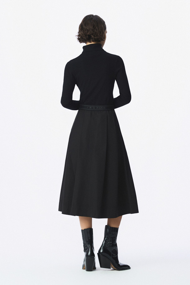 ALINE(아린) 이밴드 플리츠 스커트는 여성용 플리츠 스커트입니다. A라인 핏으로 제작되었으며, 허리 부분에 이밴드를 적용하여 편안한 착용감을 선사합니다. 베이직한 디자인과 블랙 컬러로 다양한 스타일 연출이 가능하며, 면 안감과 폴리에스터, 면 혼방 소재로 사계절 내내 활용할 수 있습니다. 출근룩과 모임룩 모두에 잘 어울리며, 미니멀, 클래식, 캐주얼 스타일을 즐기는 분들께 추천합니다. 허리 부분의 로고 디테일이 돋보이는 디자인입니다.
