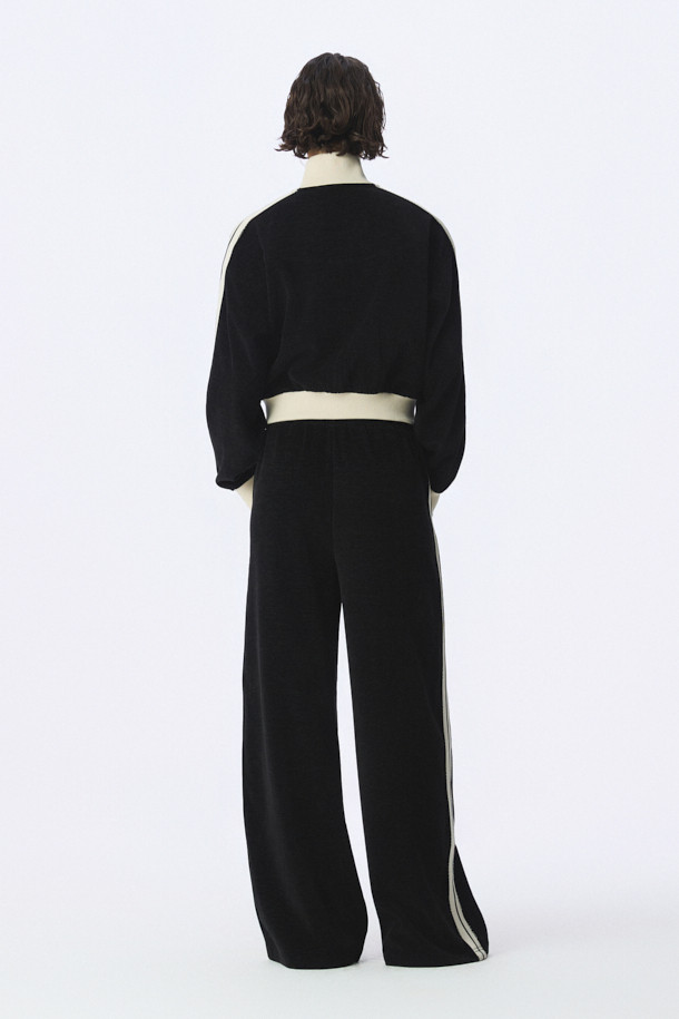 TRILLO 2.0 트랙 팬츠는 일상과 스포츠 활동 모두에 적합한 남녀 공용 트랙 팬츠입니다. 루즈핏으로 편안한 착용감을 제공하며, 봄, 여름 시즌에 적합한 얇은 두께감의 폴리에스터, 폴리우레탄 혼방 소재로 제작되었습니다. 허리 드로스트링으로 사이즈 조절이 용이하며, 옆선 로고 테잎 디테일이 스포티하고 캐주얼한 스타일을 연출합니다. 특히, 베스트셀러 제품으로 많은 사랑을 받고 있는 블랙 컬러의 트랙 팬츠입니다.
