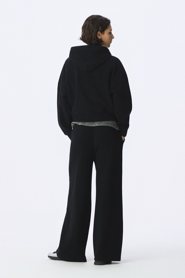 LAIN(레인) 울 저지 팬츠는 여성들을 위한 베이직 스타일의 와이드 핏 긴 바지입니다. 가을과 겨울에 적합하며, 부드러운 촉감과 두꺼운 두께로 따뜻하게 착용할 수 있습니다. 울, 면, 나일론 혼방 소재로 제작되어 편안함과 내구성을 동시에 갖췄습니다. 출근룩과 모임룩 모두에 어울리는 클래식, 미니멀, 캐주얼 스타일을 연출할 수 있으며, 밴딩 처리로 편안한 착용감을 선사합니다. LAIN(레인)의 베스트셀러, 울 저지 팬츠를 만나보세요.
