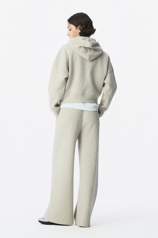 LAINE(레인) 울 저지 후디는 부드러운 촉감의 모, 면, 나일론 혼방 소재로 제작되어 가을과 겨울에 따뜻하게 착용하기 좋은 여성 후디입니다. 캐주얼하고 베이직한 스타일로, 집콕룩이나 산책룩 등 편안한 일상에 잘 어울립니다. 오버핏 디자인에 후드 네크라인으로 편안함을 더했으며, 두꺼운 두께감으로 보온성을 높였습니다. 그레이 컬러에 IRO 자수 로고가 포인트로 들어가 미니멀하고 클래식한 스타일을 연출합니다. 긴 소매 기장으로 활동성을 높인 데일리 후디입니다.
