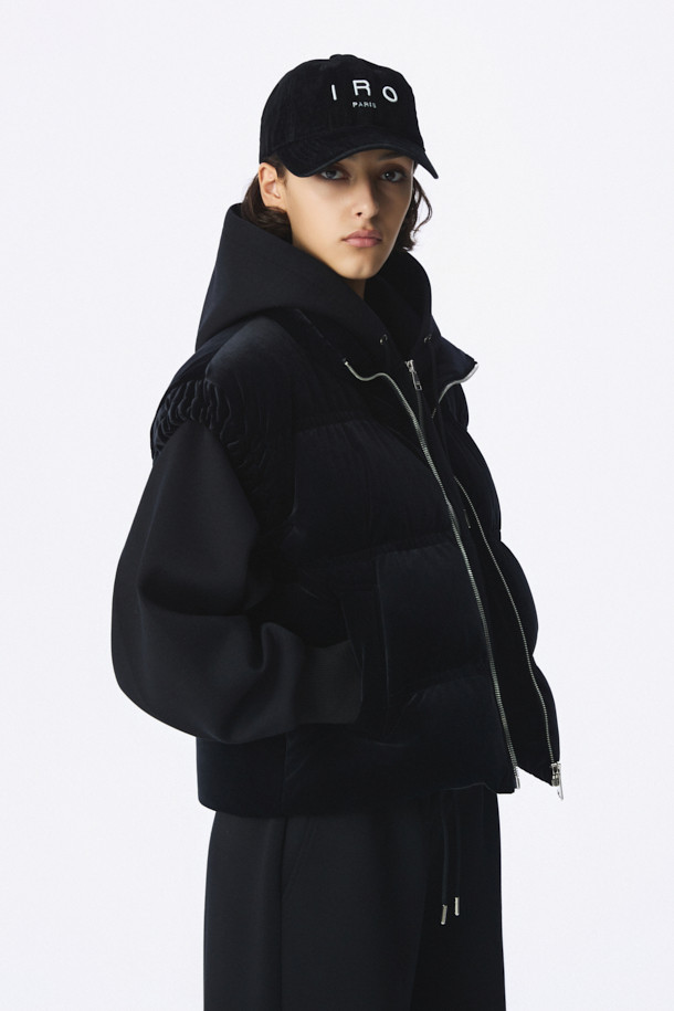 블랙 컬러의 'VELVET' 베스트입니다. 부드러운 촉감의 폴리에스터, 폴리우레탄 혼방 소재로 제작되어 가을, 겨울 시즌에 따뜻하게 착용할 수 있습니다. 두꺼운 두께감과 오버핏 디자인으로 캐주얼하고 미니멀한 스타일을 연출하며, 캠핑룩에도 잘 어울립니다. 집업 여밈 방식에 민소매 디자인, 드롭 숄더, 사이드 포켓과 스토퍼 조임 디테일이 특징입니다. 안감은 폴리에스터로 마감되었습니다.
