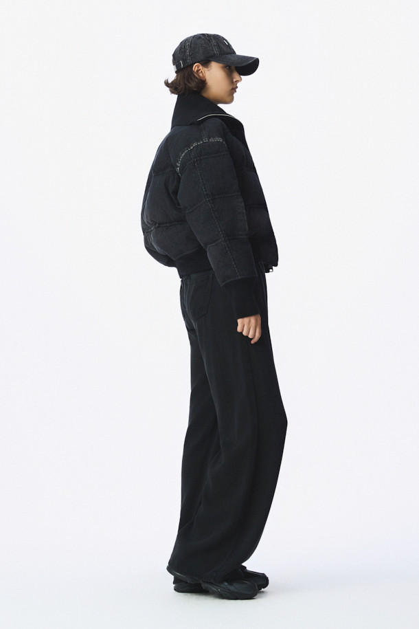 CHANE(샤넬) 데님 다운 점퍼는 여성용 아우터로, 겨울철 캐주얼 스타일을 연출하기에 적합합니다. 블랙 컬러의 무지 디자인에 크롭 기장으로 세련된 핏을 선사하며, 집업 스타일로 간편하게 착용할 수 있습니다. 데님과 면 소재의 조화로 제작되어 두꺼운 두께감을 자랑하며, 폴리에스터와 레이온 안감으로 보온성을 높였습니다. 니트 밴드와 사이드 포켓 디테일이 돋보이는 롱 슬리브 다운 재킷입니다.
