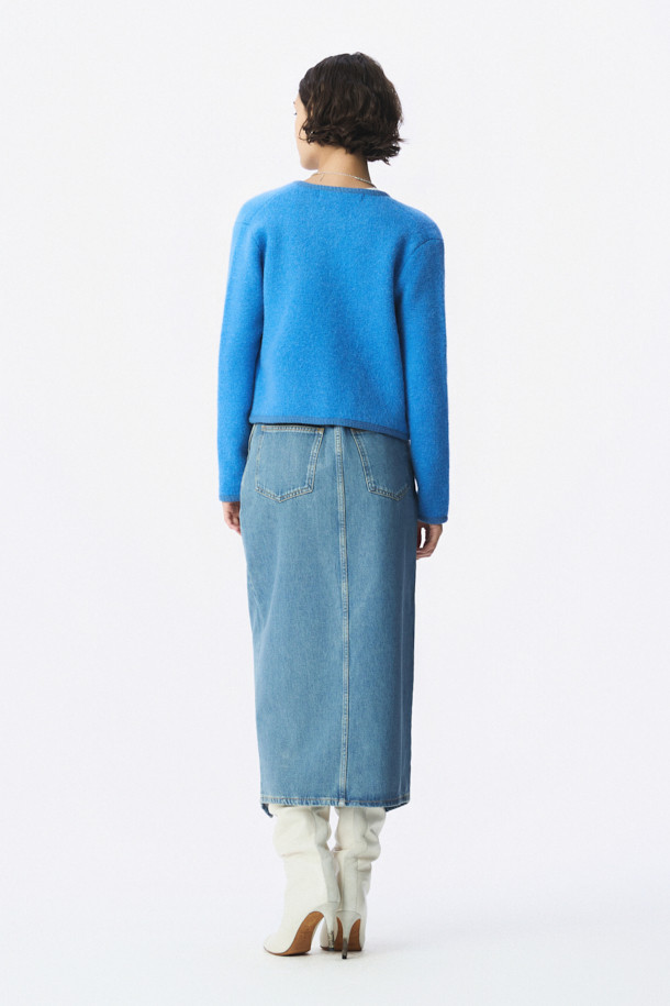 RONDE (론드) 니트 라운드 넥 재킷은 여성의 가을, 겨울 스타일을 책임지는 베이직하고 캐주얼한 무드의 상의입니다. 슬림핏과 레귤러핏으로 출시되어 다양한 체형에 자연스럽게 어울리며, 롱 기장으로 포근함을 더했습니다. 부드러운 촉감의 알파카, 아크릴, 나일론, 폴리우레탄 혼방 소재로 제작되어 편안한 착용감을 선사합니다. 라운드넥 디자인에 텍스쳐 바인딩 디테일과 IRO (아이로) 각인 버튼으로 포인트를 더했으며, 단독 또는 이너로 활용하여 출근룩, 모임룩 등 TPO에 맞는 클래식, 미니멀, 캐주얼 스타일을 연출할 수 있습니다. 무지 디자인의 블루 컬러가 세련된 분위기를 자아내는 긴소매 두꺼운 니트 재킷입니다.
