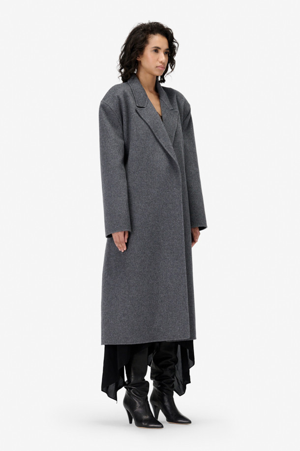 NALLIE(낼리) 오버 숄더 핸드메이드 울 코트는 여성 고객을 위한 클래식한 스타일의 울 코트입니다. 블랙 컬러의 무지 디자인으로, 가을과 겨울에 따뜻하게 착용할 수 있습니다. 롱 기장의 오버핏으로 제작되었으며, 더블 버튼과 버클 여밈으로 세련된 멋을 더했습니다. 핸드메이드 방식으로 제작되어 고급스러운 퀄리티를 자랑하며, 허리 벨트와 라펠 디자인으로 포인트를 주었습니다. 오피스룩, 출근룩, 모임룩 등 다양한 TPO에 활용 가능하며, 미니멀하고 시크한 스타일을 연출하기 좋습니다.
