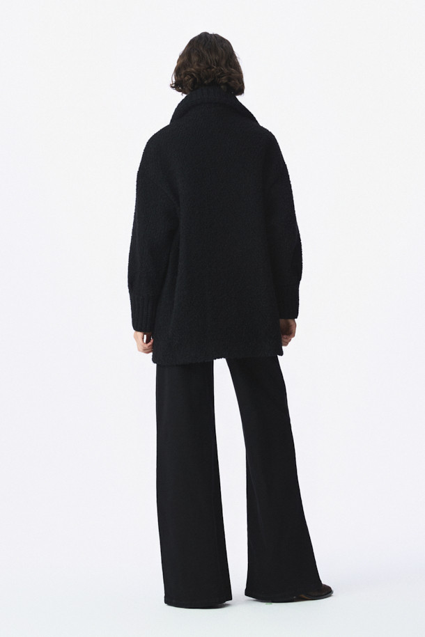 SANABSPE(사나브스페) 하이넥 부클 코트는 여성 고객을 위한 겨울철 필수 아이템입니다. 부드러운 촉감의 모, 아크릴, 폴리에스터, 나일론, 레이온 혼방 부클 소재를 사용하여 따뜻함과 편안함을 동시에 선사합니다. 롱 기장의 오버핏 디자인에 하이넥 스타일이 더해져 멋스러운 연출이 가능하며, 집업 여밈 방식으로 간편하게 착용할 수 있습니다. 무지 패턴의 블랙 컬러로 어떤 룩에도 잘 어울리며, 출근룩, 클래식, 미니멀, 캐주얼 스타일을 모두 소화 가능합니다. 플랫 포켓과 사이드 히든 포켓으로 실용성을 더했으며 안감은 레이온과 면으로 마감하여 착용감을 높였습니다.
