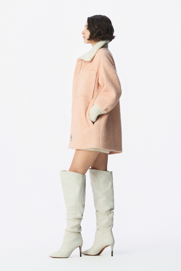 SANABSPE(사납스페) 하이넥 부클 코트는 포근하고 따뜻한 겨울을 위한 필수 아이템입니다. 핑크 컬러의 부클 소재가 사랑스러운 분위기를 연출하며, 오버핏 디자인으로 편안한 착용감을 선사합니다. 하이넥 디자인과 집업 여밈 방식으로 보온성을 높였으며, 플랫 포켓과 사이드 히든 포켓으로 실용성을 더했습니다. 모, 아크릴, 폴리에스터, 나일론, 레이온 등 다양한 소재 혼방으로 부드러운 촉감과 우수한 보온성을 자랑합니다. 데이트룩, 클래식, 미니멀, 캐주얼 등 다양한 스타일 연출에 활용 가능한 니트 코트입니다.
