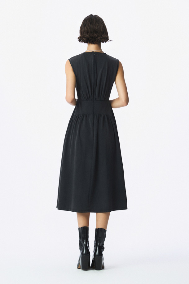 NEVATASPE (네바타스페) 저지 셔링 드레스는 여성 고객을 위한 모던 스타일의 슬리브리스 원피스입니다. 블랙 컬러의 면 소재로 제작되어 부드러운 촉감을 선사하며, 봄, 여름 시즌에 적합합니다. 라운드넥 디자인에 허리 셔링 디테일, 와이드 암홀, A라인 플레어 치마핏으로 아워글라스 실루엣을 연출합니다. 뒷지퍼 여밈으로 편안하게 착용 가능하며, 데이트룩 또는 모임룩에 미니멀, 클래식, 시크한 무드를 더해줍니다. 슬림핏 디자인으로 여성스러운 라인을 강조합니다.
