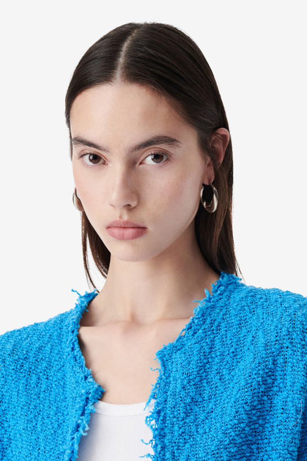 SHAVANI(샤바니) 트위드 가디건은 여성 고객을 위한 아우터입니다. 블루 컬러의 슬림핏 가디건으로, 봄, 가을에 얇게 걸치기 좋습니다. 면과 나일론 혼방 소재로 제작되어 부드러운 촉감을 선사하며, 엘레강스하고 우아한 스타일을 연출합니다. 긴 소매와 오픈 스타일, 프린지 디테일이 특징이며, 어깨 패드와 사이드 포켓이 있어 실용성을 더했습니다. 데이트룩, 모임룩, 카페룩, 클래식, 미니멀, 로맨틱 스타일과 잘 어울립니다.
