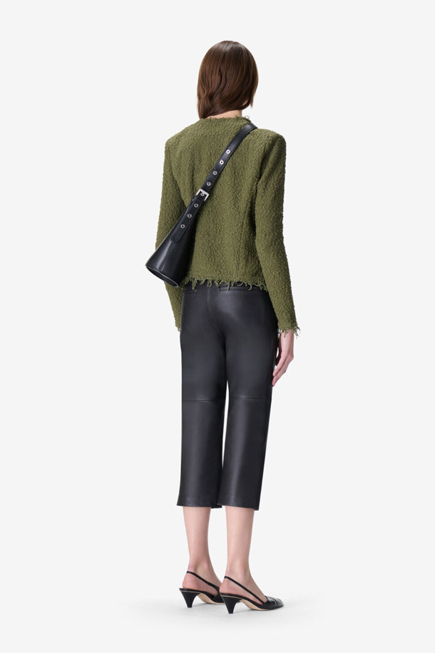 샤바니 트위드 가디건은 여성스러운 실루엣을 연출하는 슬림핏 가디건입니다. 올리브 그린과 블랙 두 가지 색상으로 출시되었으며, 면과 나일론 혼방 소재로 제작되어 부드러운 촉감을 선사합니다. 봄, 가을 시즌에 적합하며, 중간 두께감으로 간절기에도 활용하기 좋습니다. 클래식하고 엘레강스한 무드를 자아내 데이트룩, 모임룩, 카페룩 등 다양한 TPO에 매치하기 좋으며, 프린지 디테일, 사이드 포켓, 어깨 패드로 포인트를 더했습니다. 오픈 스타일의 크롭 기장 가디건으로, 미니멀, 시크 스타일을 즐기는 분들께 추천합니다.
