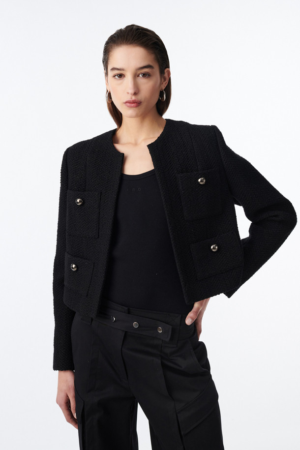 KANIL(카닐) 포켓 트위드 재킷은 여성 고객을 위한 클래식하고 미니멀한 스타일의 아우터입니다. 봄, 가을에 착용하기 적합하며, 블랙 색상으로 다양한 의상에 매치하기 용이합니다. 두꺼운 두께감의 숏 기장 재킷으로, 텍스처 촉감의 트위드 소재와 라운드 넥, 버튼 여밈 방식이 특징입니다. 포켓 디테일과 안감 처리가 되어 있어 오피스룩, 모임룩, 데이트룩 등 TPO에 맞춰 시크하게 연출할 수 있습니다. 폴리에스터, 아크릴, 면, 모 혼방의 레귤러핏으로 제작되어 편안한 착용감을 선사합니다.
