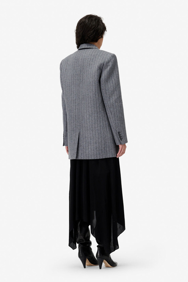 NIMI 클래식 울 블레이저는 여성 고객을 위한 가을, 겨울용 아우터입니다. 클래식한 스타일의 그레이 컬러 핀스트라이프 패턴이 특징이며, 오피스룩, 출근룩, 모임룩에 적합합니다. 두꺼운 울 혼방 소재로 제작되어 보온성을 높였으며, 스트레이트 핏과 싱글 버튼 여밈 방식으로 세련된 실루엣을 연출합니다. 피크드 라펠과 플랩 포켓 디테일이 돋보이며, 레이온과 면 안감으로 편안한 착용감을 선사합니다.
