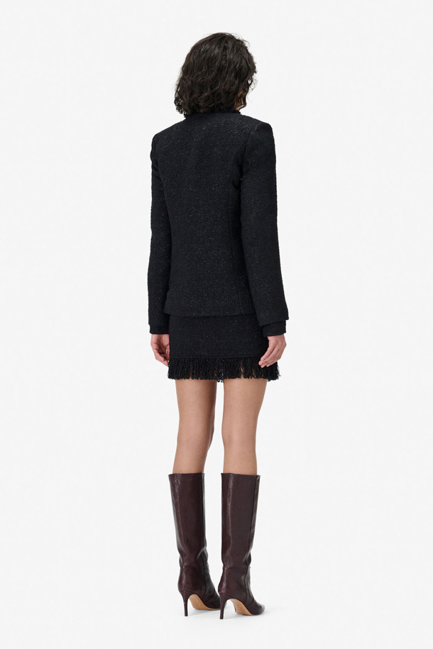 'TINELI (티넬리)' 클래식 롱 트위드 재킷은 여성의 우아함을 돋보이게 해주는 블랙 컬러의 롱 기장 아우터입니다. 봄, 가을에 착용하기 좋으며, 클래식한 무드를 연출하는 슬림핏 디자인입니다. 아크릴, 모, 면, 폴리에스터, 나일론 등 다양한 소재를 혼방하여 두께감 있는 따뜻함을 제공합니다. 버튼으로 여미는 방식이며, 프린지 디테일과 4개의 포켓, 은은한 광택감이 특징입니다. 오피스룩, 모임룩, 데이트룩 등 다양한 TPO에 클래식, 미니멀, 시크한 스타일을 더해 세련된 룩을 완성해보세요.
