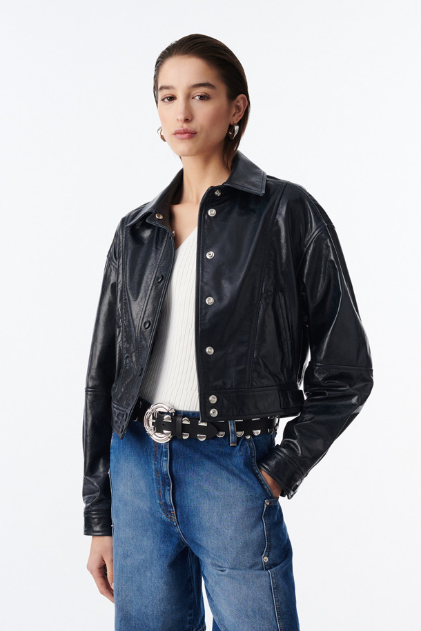 THELIO(델리오) 트러커 가죽 재킷은 일상, 데이트룩, 모임룩에 모두 잘 어울리는 캐주얼 스타일의 간절기용 아우터입니다. 부드러운 소가죽과 레이온 안감으로 제작되어 얇고 가벼운 착용감을 선사하며, 레귤러핏과 크롭 기장으로 세련된 핏을 연출합니다. 셔츠형 디자인에 스냅 버튼 여밈 방식, 그리고 은은한 광택감이 돋보여 미니멀, 클래식한 스타일을 선호하는 분들께 추천합니다. 무지 디자인으로 어떤 옷에도 쉽게 매치할 수 있어 활용도가 높습니다.
