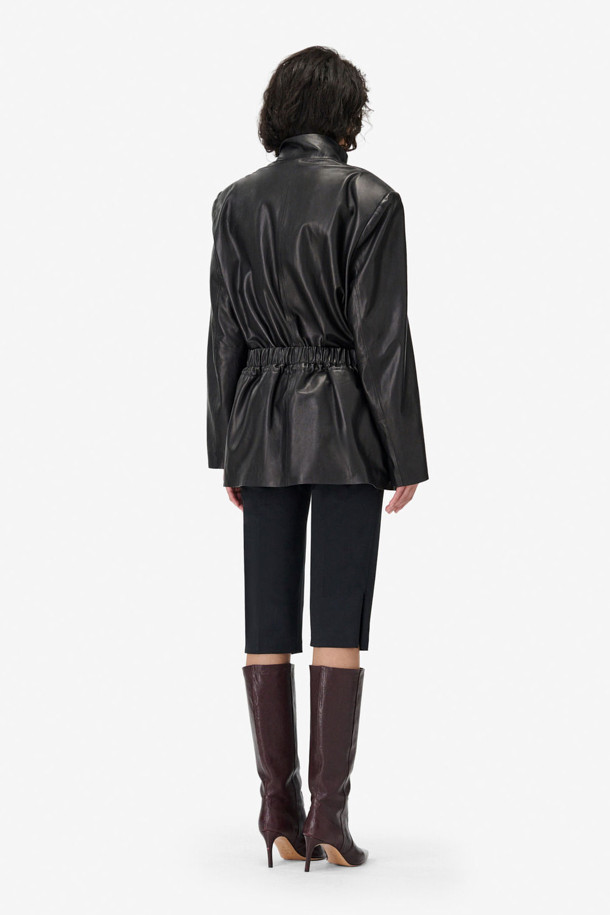 킹스턴 오버 숄더 가죽 롱 재킷은 여성스러운 실루엣을 강조하는 모던하고 클래식한 디자인의 가죽 재킷입니다. 부드러운 천연 가죽 소재에 안감으로 리오셀을 사용하여 편안한 착용감을 선사합니다. 롱 기장에 오버핏으로 제작되어 트렌디하며, 하이넥, 허리 밴딩, 어깨 플리츠, 양쪽 포켓, 이중 여밈 등의 디테일로 고급스러움을 더했습니다. 지퍼와 스냅으로 여밈 방식을 선택할 수 있으며, 블랙 컬러의 무지 디자인으로 다양한 스타일 연출이 가능합니다. 데이트룩, 모임룩, 출근룩 등 TPO에 구애받지 않고 클래식, 미니멀, 시크한 스타일을 완성할 수 있습니다.
