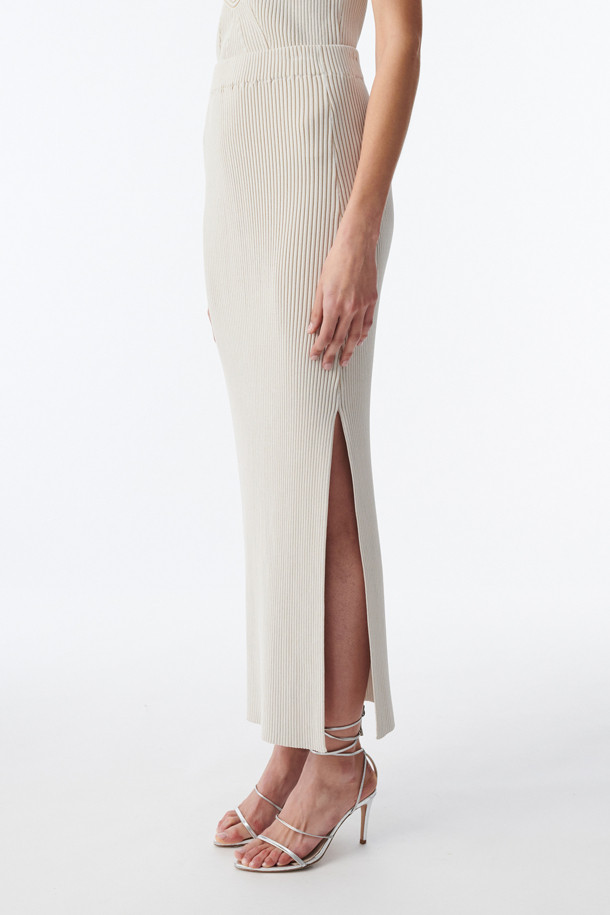 CARLOTA(카를로타) 니트 슬릿 스커트는 가을, 겨울 시즌에 어울리는 여성용 롱스커트입니다. 베이직한 스타일의 슬림핏으로, 허리 전체 밴딩 처리되어 편안한 착용감을 선사합니다. 레이온과 나일론 혼방의 투톤 골지 니트 조직으로 제작되어 부드러운 촉감과 우수한 보온성을 자랑합니다. 사이드 슬릿 디테일이 활동성을 더해주며, 겨울 데일리룩과 모임룩 모두에 활용 가능한 미니멀 & 클래식 스타일을 연출합니다.
