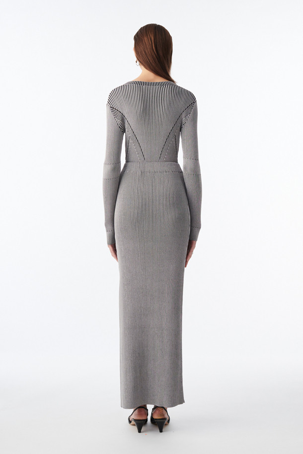 CARLOTA(카를로타) 니트 슬릿 스커트는 레이온과 나일론 혼방 소재로 부드러운 촉감을 선사하며, 가을/겨울 시즌에 적합한 롱 스커트입니다. 슬림핏으로 떨어지는 골지 패턴이 미니멀하면서도 베이직한 스타일을 연출하며, 출근룩에 잘 어울립니다. 허리 밴딩 처리와 사이드 슬릿 디테일이 편안함과 활동성을 더했습니다. 얇은 두께감으로 답답함 없이, 다양한 상의와 손쉽게 매치하여 세련된 룩을 완성할 수 있습니다. 그레이 컬러로 어떤 옷에도 잘 어울려 활용도가 높습니다.
