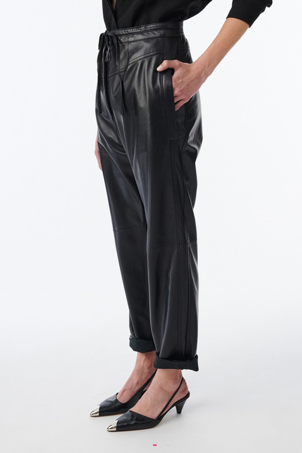 PIPER(파이퍼) 가죽 세미 캐롯핏 팬츠는 여성들을 위한 캐주얼 스타일의 가죽 팬츠입니다. 부드러운 천연 가죽 소재에 안감은 레이온으로 제작되어 편안한 착용감을 선사합니다. 허리 뒷면 밴딩으로 편안함을 더했으며, 앞면 스트링 조절과 밑단 롤업 기능으로 다양한 스타일 연출이 가능합니다. 세미 캐롯핏과 루즈핏의 조화로 편안하면서도 세련된 실루엣을 완성하며, 측면 포켓과 절개 라인 디테일이 돋보입니다. 블랙 컬러와 무지 디자인으로 미니멀하고 시크한 스타일을 연출하기 좋습니다.
