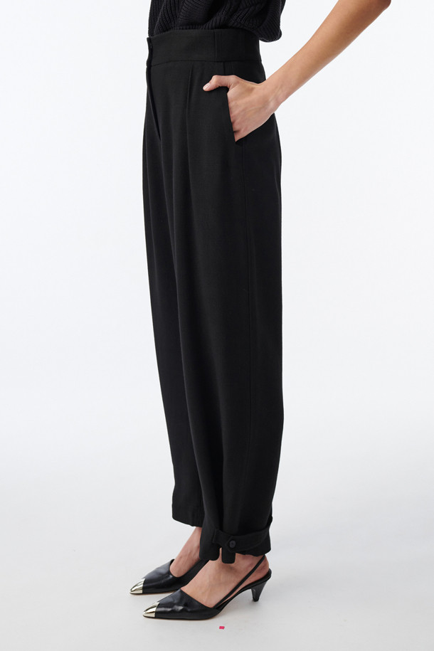 세련된 스타일을 완성하는 AXELLE(아셀) 테이퍼드 팬츠입니다. 블랙 컬러의 레이온 소재로 제작되어 부드러운 착용감을 선사하며, 사계절 내내 활용하기 좋습니다. 클래식하고 미니멀한 디자인으로 오피스룩, 출근룩, 모임룩 등 다양한 TPO에 매치하기 용이합니다. 하이웨이스트 디자인과 프론트 턱 디테일이 세련된 실루엣을 연출하며, 밑단 버튼 탭과 사이드 포켓, 벨트 고리가 실용성을 더합니다. 테이퍼드 핏으로 다리가 길어 보이는 효과를 주며, 시크한 스타일을 완성할 수 있습니다.
