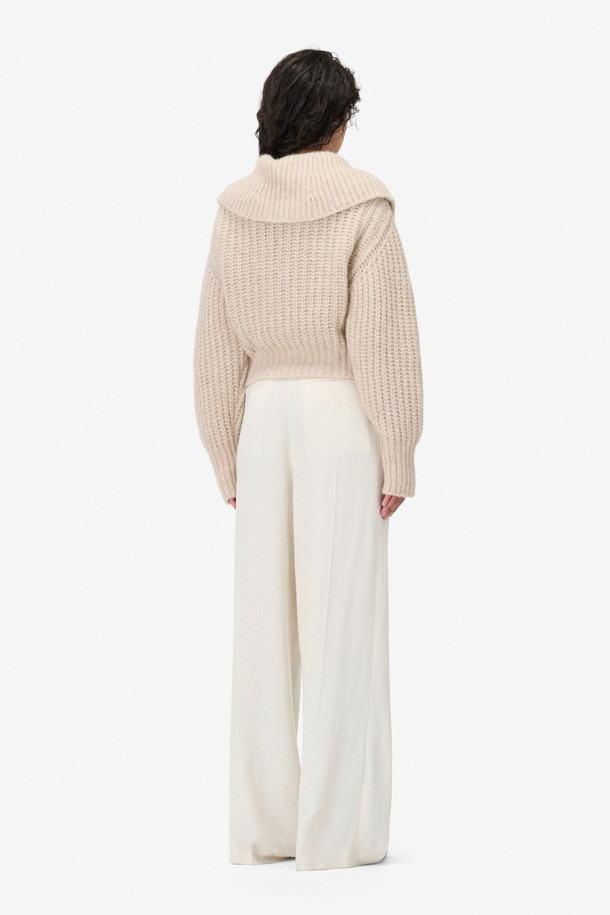 PALLIA(팔리아) 와이드 팬츠는 부드러운 레이온과 모 혼방 소재로 제작되어 봄, 가을 시즌에 적합한 여성용 긴 바지입니다. 우아하고 베이직한 스타일을 연출하며, 허리 부분은 하이웨이스트 밴딩으로 디자인되어 편안한 착용감을 선사합니다. 플리츠 주름 디테일이 돋보이며, 넉넉한 루즈핏 와이드 실루엣으로 시크하고 미니멀한 스타일을 완성합니다. 데이트룩, 카페룩, 모임룩 등 다양한 TPO에 활용 가능하며, 웰트 포켓 디테일로 실용성을 더했습니다.
