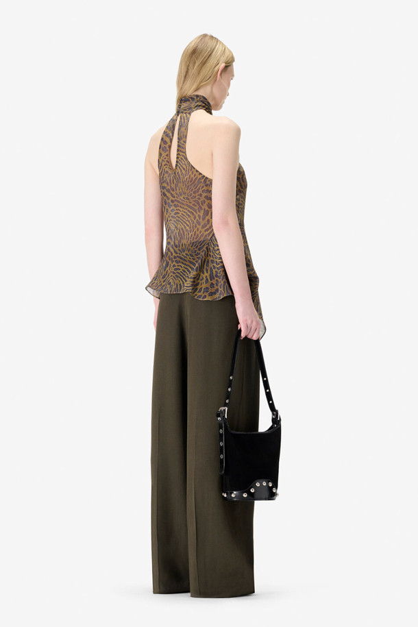 PALLIA(팔리아) 와이드 팬츠는 여성들을 위한 엘레강스 스타일의 긴바지입니다. 레이온과 모 혼방 소재로 제작되어 부드러운 촉감을 선사하며, 사계절 내내 착용할 수 있습니다. 하이웨이스트 디자인에 루즈핏으로 편안함을 더했으며, 플리츠 디테일과 웰트 포켓으로 세련된 포인트를 주었습니다. 오피스룩과 모임룩은 물론, 클래식, 미니멀, 시크 스타일을 즐기는 분들께 추천합니다. 블랙 컬러의 PALLIA(팔리아) 와이드 팬츠로 당신의 스타일을 완성해 보세요.
