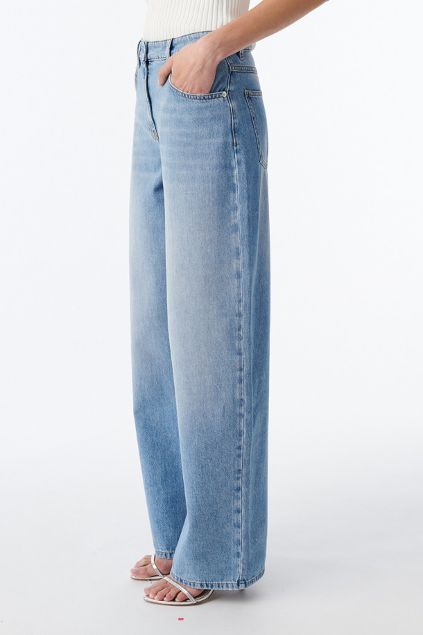 ULYSSE(율리스) 데님 팬츠는 남녀 모두 착용 가능한 캐주얼 와이드핏 데님 팬츠입니다. 연청 컬러의 무지 디자인으로, 봄, 여름 시즌에 시원하게 착용하기 좋습니다. 면 소재로 제작되어 편안한 착용감을 선사하며, '동네 마실룩'이나 '산책룩'에 잘 어울립니다. 전면 플라이 지퍼와 버튼 클로징, 기본 포켓 디테일로 실용성을 더했습니다. 캐주얼, 미니멀, 클래식 스타일을 즐겨 입는 분들께 추천합니다.
