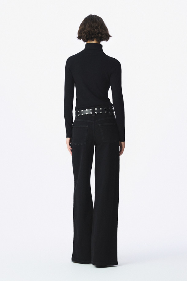 ABRIEL(아브리엘) 와이드 데님 팬츠는 여성들을 위한 데님 팬츠입니다. 일상에서 편안하게 착용하기 좋으며, 데이트룩이나 모임룩으로도 활용할 수 있습니다. 베이직한 스타일의 디자인으로, 캐주얼, 미니멀, 클래식한 스타일을 연출하기 좋습니다. 하이웨이스트 디자인과 넉넉한 와이드 핏으로 편안함과 스타일리시함을 동시에 잡았습니다. 무지 디자인에 버튼 플라이 클로징, 벨트루프, 포켓 디테일이 더해져 기본적인 데님 팬츠의 매력을 살렸습니다.
