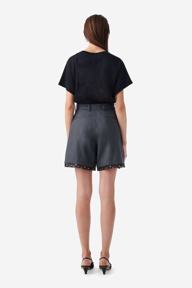 세련된 SOLENNE(솔렌느) 테일러 버뮤다 쇼츠입니다. 여성용으로, 봄, 여름 시즌에 착용하기 좋은 그레이 컬러의 버뮤다 쇼츠입니다. 면, 레이온, 모 혼방의 얇은 두께감과 뻣뻣한 촉감으로 클래식하고 미니멀한 스타일을 연출합니다. 하이라이즈 디자인에 앞 턱 디테일, 플라이 지퍼, 벨트 고리, 백 웰트 포켓 디테일이 돋보이며, 테이퍼드 핏과 레귤러핏으로 편안하게 착용 가능합니다. 카페, 출근, 모임룩에 활용하여 시크한 매력을 더해보세요.
