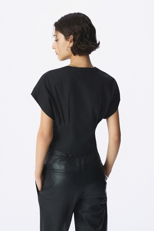 VIKI (비키) 플리츠 버튼 탑은 여성스러운 실루엣을 강조하는 블랙 컬러의 크롭 기장 블라우스입니다. 부드러운 면 소재로 제작되어 편안한 착용감을 선사하며, 봄, 여름 시즌에 적합합니다. 슬림핏 디자인에 브이넥 라인, 반소매, 플리츠 패턴이 더해져 미니멀하면서도 세련된 분위기를 연출합니다. 버튼업 디자인과 오버숄더, 허리 턱 디테일이 특징이며, 데이트룩과 모임룩, 시크한 스타일을 완성하는 아이템입니다. KR (케이알) 익스클루시브 디자인으로 소장 가치를 높였습니다.
