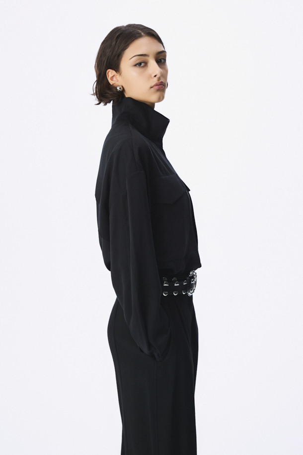 CALIDORA(칼리도라) 포켓 블라우스는 여성스러운 실루엣을 연출하는 블랙 컬러의 블라우스입니다. 부드러운 리오셀 소재로 제작되어 편안한 착용감을 선사하며, 봄, 가을에 적합합니다. 하이넥 디자인과 버튼형 칼라, 버튼다운 클로징으로 클래식하고 모던한 스타일을 연출합니다. 오버핏의 긴 소매 기장으로 여유로운 핏을 제공하며, 앞판 플랩 포켓 디테일이 특징입니다. 출근룩, 오피스룩, 모임룩 등 다양한 TPO에 레이어드하여 시크하고 미니멀한 스타일을 완성해보세요.
