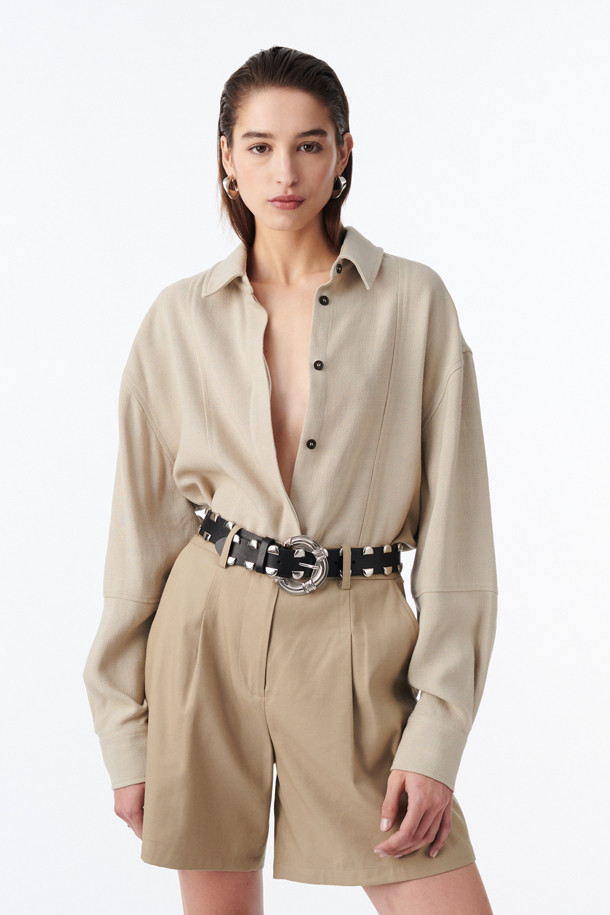 AUDE(오드) 캐주얼 오버 셔츠는 여성 의류로, 가을과 겨울에 착용하기 좋은 롱 기장의 캐주얼 셔츠입니다. 베이지 색상의 무지 디자인으로, 드롭 숄더와 힙을 덮는 기장이 특징입니다. 레이온 소재로 제작되어 두꺼운 두께감을 가지며, 루즈핏으로 편안한 착용감을 선사합니다. 셔츠 카라와 긴 소매, 버튼 여밈 방식으로 클래식하면서도 미니멀한 스타일을 연출할 수 있습니다. 겨울 데일리룩, 동네 마실룩, 카페룩 등 다양한 TPO에 활용하기 좋은 아이템입니다.
