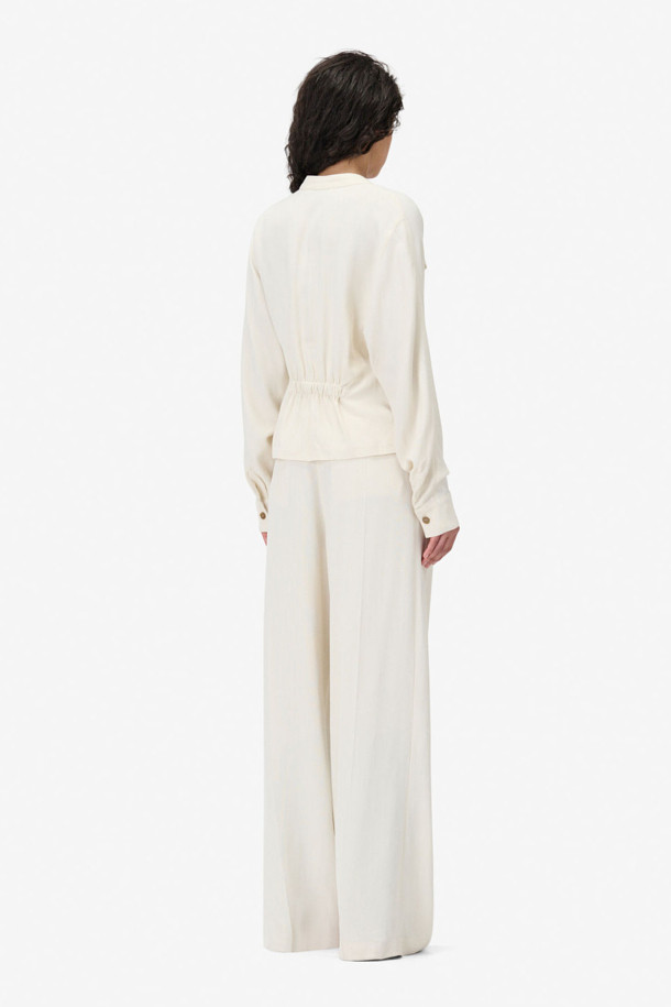 PAQUITA(파키타) 프론트 랩 버튼 블라우스는 미니멀한 스타일을 추구하는 여성들을 위한 세련된 블라우스입니다. 부드러운 레이온과 모 혼방 소재로 제작되어 봄, 여름 시즌에 시원하고 편안하게 착용할 수 있습니다. 스탠드 칼라와 긴 소매 디자인이 특징이며, 무지 패턴의 화이트 컬러로 다양한 룩에 쉽게 매치할 수 있습니다. 랩 스타일의 유니크함과 비대칭 버튼 디자인, 측면 버튼 클로징, 뒷면 허리 밴딩 디테일이 돋보입니다. 데이트룩, 카페룩, 모임룩 등 TPO에 구애받지 않고 클래식, 미니멀, 시크한 스타일을 연출할 수 있습니다.
