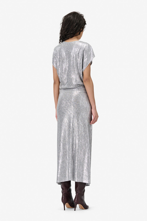 TARRA(타라) 메탈릭 티셔츠는 여성의 화려하고 모던한 스타일을 완성해 줄 아이템입니다. 실버와 메탈릭 컬러의 글리터 패턴, 슬림핏 디자인이 시크하고 미니멀한 무드를 자아냅니다. 반소매, 라운드넥, 얇은 두께감으로 봄, 여름 시즌 데일리룩 또는 파티룩에 활용하기 좋습니다. 메탈릭 소재와 돌만 슬리브 디테일이 특징이며, 이너 또는 단독 착용 모두 가능합니다.
