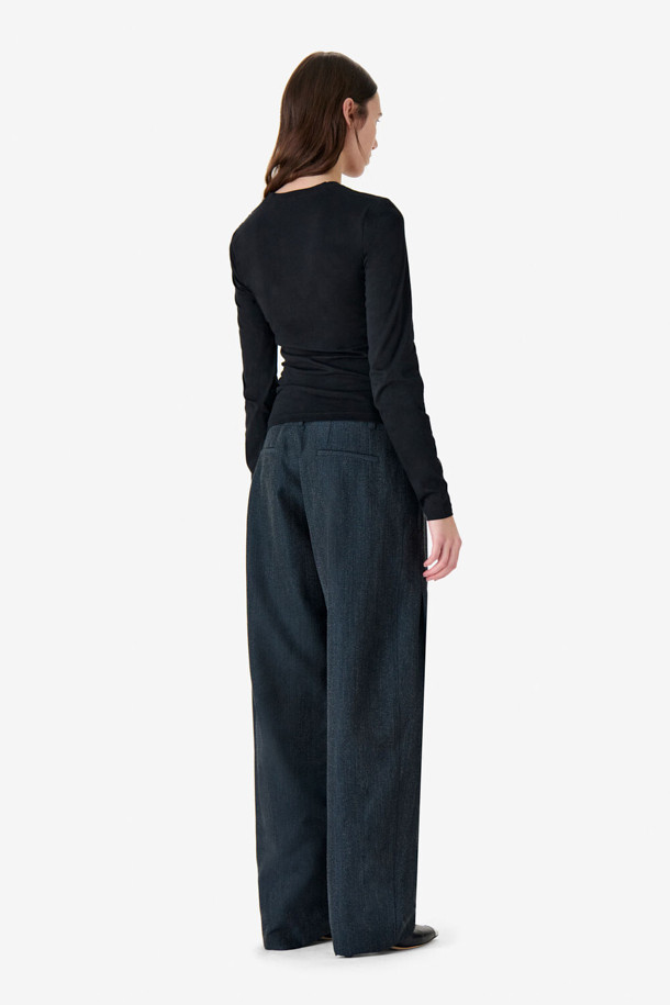 CAROLE(캐롤) 셔링 티셔츠는 여성스러운 실루엣을 연출하는 베이직 스타일의 긴소매 티셔츠입니다. 부드러운 면 소재로 제작되어 봄, 가을 시즌에 편안하게 착용할 수 있습니다. 슬림핏 디자인에 라운드넥으로 제작되었으며, 셔링 디테일이 더해져 입체적인 느낌을 선사합니다. 데이트룩, 모임룩 등 다양한 TPO에 미니멀, 클래식, 캐주얼 스타일로 연출하기 좋습니다. 레이어드 스타일링으로 개성 있는 룩을 완성해보세요.
