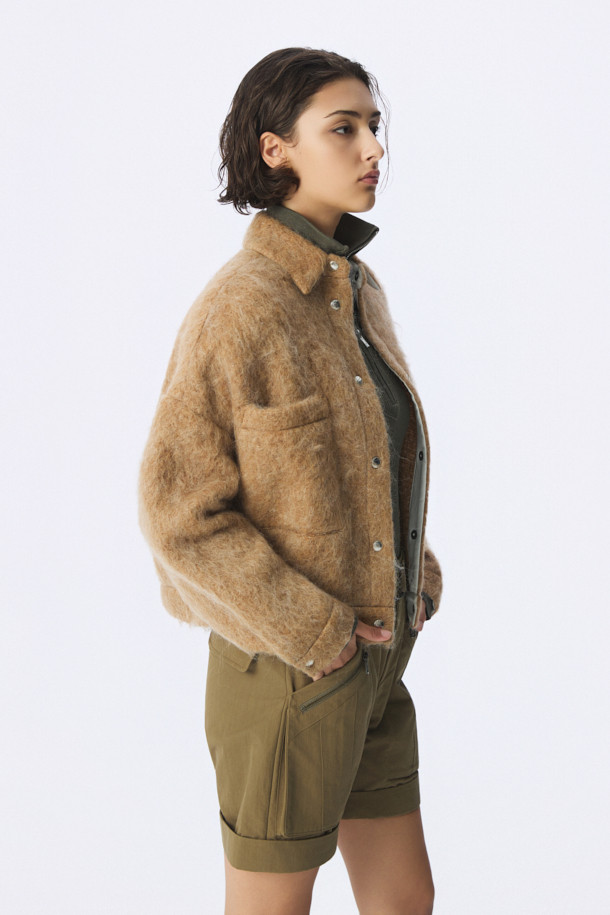 **DOMALSPE (도말스페) 울 셔켓**은 캐주얼, 미니멀, 클래식 스타일을 아우르는 여성 의류입니다. 가을과 겨울에 어울리는 두꺼운 두께감의 셔츠형 아우터로, 부드러운 촉감의 울, 폴리에스터, 아크릴 혼방 소재로 제작되었습니다. 오버핏 디자인에 드롭 숄더, 오버사이즈 포켓 디테일을 더해 편안하면서도 트렌디한 무드를 연출합니다. 베이지 컬러의 무지 디자인이며, 면과 레이온 안감으로 편안한 착용감을 선사합니다. 스냅 버튼 여밈 방식과 크롭 기장, 긴 소매 기장으로 다양한 스타일링이 가능합니다.
