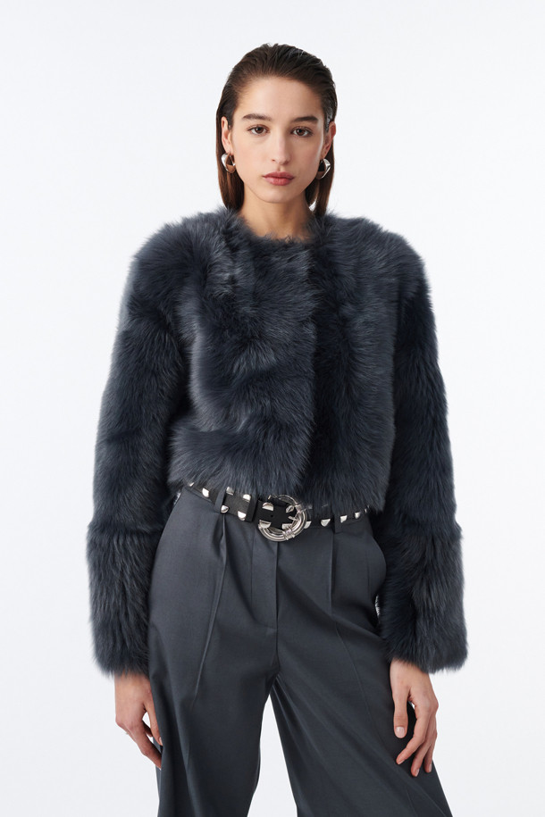 REAL(리얼) 시어링 숏 재킷은 겨울 시즌, 당신의 스타일을 완성해 줄 아우터입니다. 부드러운 천연 양가죽 소재와 롱 퍼 디테일, 라운드 넥 라인으로 클래식 무드를 연출합니다. 안감 전체가 퍼로 마감되어 보온성을 높였으며, 히든 버튼 여밈 방식으로 깔끔한 실루엣을 더했습니다. 크롭 기장의 레귤러 핏으로, 데이트룩, 모임룩, 연말 모임룩 등 다양한 TPO에 활용 가능합니다. 블랙 컬러의 무지 디자인은 미니멀하고 시크한 스타일을 선호하는 여성분들께 추천합니다.
