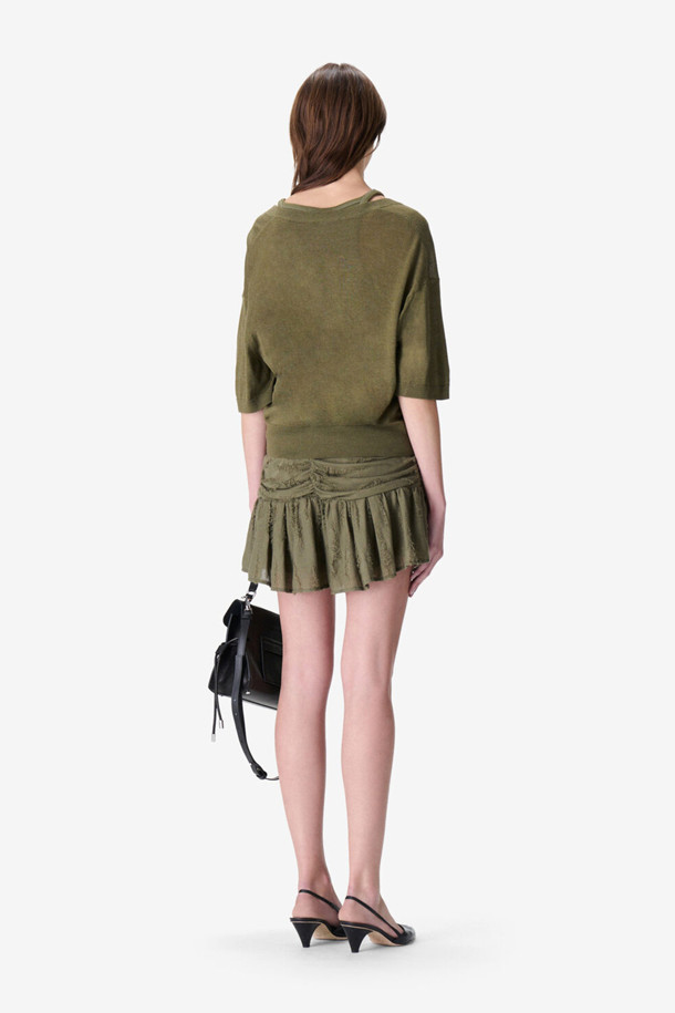 MYLA 브이넥 니트 탑은 여성 의류로, 봄, 가을에 착용하기 좋습니다. 카키 컬러의 부드러운 브이넥 니트 스웨터로, 울, 실크, 캐시미어 혼방 소재를 사용하여 고급스러운 촉감을 선사합니다. 루즈핏 디자인에 얇은 두께감으로 제작되었으며, 드롭 숄더 디테일이 특징입니다. 일상, 데이트, 카페, 모임 등 다양한 TPO에 잘 어울리며, 클래식하고 미니멀한 스타일을 연출할 수 있습니다. 반소매 디자인으로 단독 또는 레이어드하여 스타일리시하게 연출할 수 있습니다.
