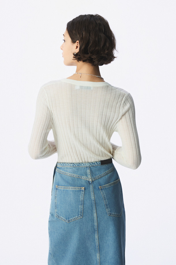 HATTIE(해티) 슬림 니트 탑은 부드러운 모 소재로 제작되어 은은한 촉감을 선사하는 여성용 니트입니다. 슬림핏 디자인과 V넥이 세련된 실루엣을 연출하며, 봄, 가을 시즌에 활용하기 좋습니다. 베이직하고 우아한 스타일로, 데이트룩, 오피스룩, 소개팅룩 등 다양한 TPO에 매치할 수 있습니다. 골지 패턴과 긴 소매가 특징이며, 얇은 두께로 레이어링하여 더욱 다채로운 스타일링을 연출하거나 이너로 활용하기 좋습니다. 클래식, 미니멀, 로맨틱 등 어떤 스타일에도 잘 어울리는 활용도 높은 아이템입니다.
