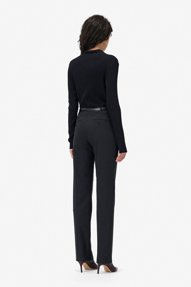 MOIRA(모이라) 카라 니트 탑은 여성스러운 분위기를 연출하는 슬림핏 니트입니다. 부드러운 촉감의 레이온과 폴리에스터 혼방 소재로 제작되어 봄, 가을에 착용하기 좋습니다. 브이넥과 카라 디자인이 특징이며, 긴 소매와 얇은 두께로 제작되어 이너용으로 활용하기 좋습니다. 골지 패턴이 세련된 느낌을 더하며, 버튼 여밈으로 편안하게 착용할 수 있습니다. 데이트룩, 카페룩, 출근룩 등 다양한 TPO에 클래식, 미니멀, 시크한 스타일로 연출해보세요.
