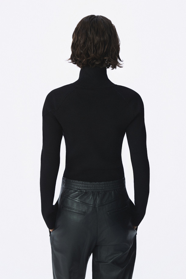 AMBRA(앰브라) 하프 집업 니트 탑은 레이온과 폴리에스터 혼방 소재로 제작되어 부드러운 촉감을 선사합니다. 슬림핏 디자인에 하이넥, 긴 소매, 얇은 두께로 간절기 시즌에 적합하며, 베이직한 스타일을 연출합니다. 숄더 부분의 더블 레이어 패널 디테일이 돋보이며, 하프 집업 방식으로 간편하게 착용할 수 있습니다. 출근룩과 모임룩 모두 활용 가능하며, 미니멀, 클래식, 시크한 스타일을 즐기는 여성분들께 추천합니다. 이너용으로 활용하여 다양한 스타일을 연출해보세요.
