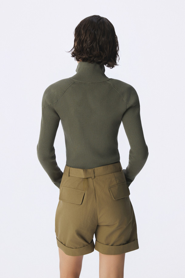 AMBRA(암브라) 하프짚 니트 탑은 여성스러운 실루엣을 연출하는 슬림핏 디자인의 간절기용 니트입니다. 카키와 올리브 두 가지 색상으로 출시되었으며, 부드러운 촉감의 레이온과 폴리에스터 혼방 소재로 제작되었습니다. 하이넥 라인과 하프 집업 여밈 방식으로 세련된 포인트를 더했으며, 숄더 더블 레이어 패널 디테일이 특징입니다. 미니멀하고 베이직한 스타일로, 출근룩은 물론 다양한 일상 코디에 이너로 활용하기 좋습니다. 골지 패턴의 긴소매 디자인으로, 간절기 시즌에 따뜻함과 스타일을 동시에 잡을 수 있습니다.
