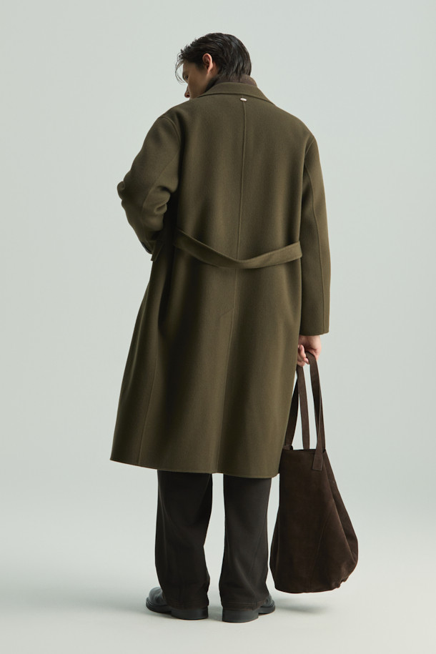 Épure(에푸르) 캐시미어 블렌드 핸드메이드 싱글 롱코트는 가을, 겨울 시즌 당신의 품격을 높여줄 아우터입니다. 모와 캐시미어 혼방 소재로 제작되어 부드러운 촉감을 선사하며, 세미 오버핏으로 편안한 착용감을 제공합니다. 클래식과 미니멀 스타일을 지향하는 디자인으로, 그레이 컬러의 무지 패턴이 어떤 룩에도 자연스럽게 어울립니다. 출근룩, 오피스룩, 모임룩 등 다양한 TPO에 활용 가능한 2버튼 싱글 코트로, 헨드메이드 봉제 디테일이 고급스러움을 더합니다.