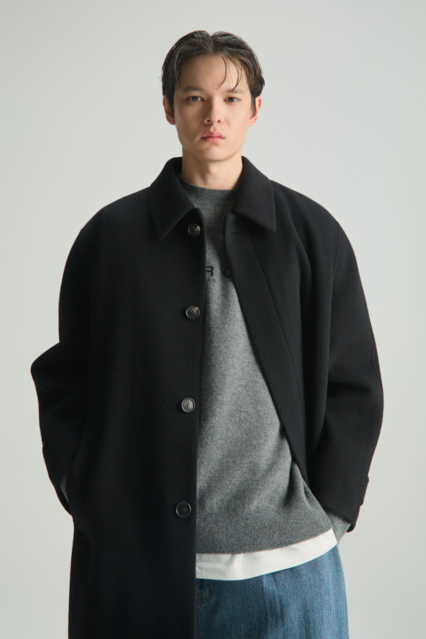 푀트레 캐시미어 블렌드 핸드메이드 발마칸 롱코트는 가을과 겨울, 당신의 클래식하고 미니멀한 스타일을 완성해 줄 아우터입니다. 모, 캐시미어, 알파카 혼방의 고급스러운 소재로 제작되어 부드러운 촉감과 뛰어난 보온성을 제공합니다. 무릎을 덮는 롱 기장과 세미 오버핏으로 편안하면서도 시크한 실루엣을 연출하며, 헤링본 패턴이 은은한 포인트를 더합니다. 출근룩, 오피스룩, 모임룩 등 다양한 시간과 장소와 경우에 활용 가능하며 천연 가죽(양) 배색 디테일이 고급스러움을 더합니다. 블랙 컬러의 발마칸 코트로 당신의 겨울 스타일을 더욱 세련되게 연출해 보세요.